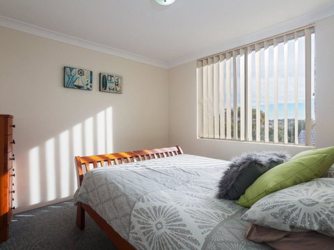 12 'Thurlow Lodge', 6 Thurlow Avenue - Water Views, Pool And Central Location - QLD Tourism 3