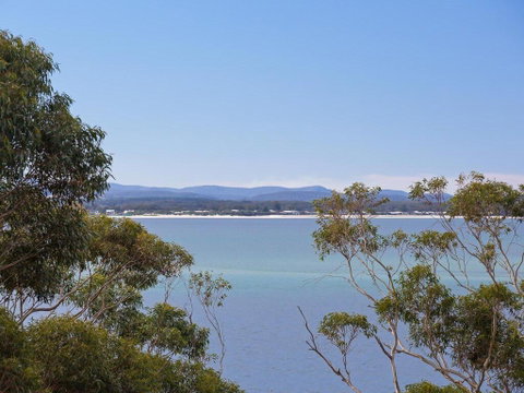 12 'Thurlow Lodge', 6 Thurlow Avenue - Water Views, Pool And Central Location - QLD Tourism 0