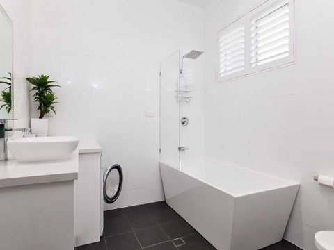 13 'Bayview Towers', 15 Victoria Parade - Ground Floor Unit With Magical Water Views - QLD Tourism 3