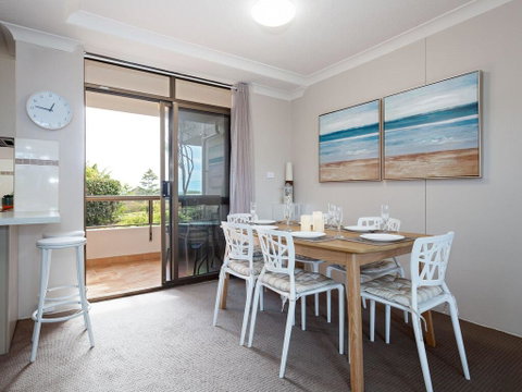 14 'The Commodore' 9-11 Donald Street- Unit In The Heart Of Town With Views & WIFI - QLD Tourism 3