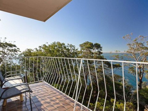 15 'Thurlow Lodge', 6 Thurlow Avenue - Fantastic Unit With Water Views & Pool In Complex - QLD Tourism 1