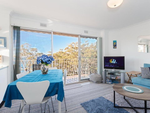 15 'Thurlow Lodge', 6 Thurlow Avenue - Fantastic Unit With Water Views & Pool In Complex - QLD Tourism 3