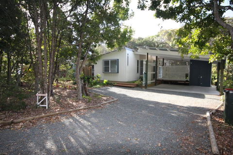 15 Belle Court - Modern, Architect Designed, Open Plan Holiday Home With Outdoor Shower - QLD Tourism 0