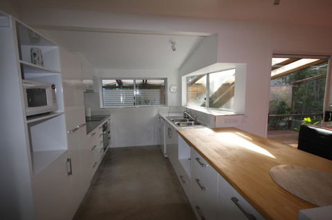 15 Belle Court - Modern, Architect Designed, Open Plan Holiday Home With Outdoor Shower - QLD Tourism 3