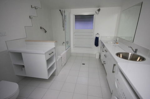 15 Belle Court - Modern, Architect Designed, Open Plan Holiday Home With Outdoor Shower - QLD Tourism 2