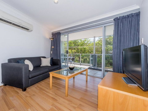 18 'Shoal Bay Beach Apartments' - Fantastic Air Conditioned Unit With A Pool & Lift - QLD Tourism 3