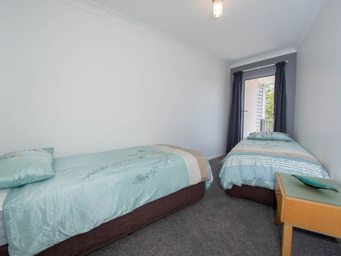 18 'Shoal Bay Beach Apartments' - Fantastic Air Conditioned Unit With A Pool & Lift - QLD Tourism 1