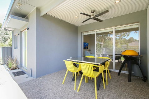 18 On Rayner - Swish Apartment Myrtleford - QLD Tourism 3