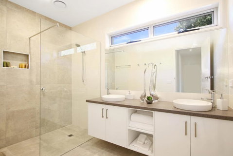 18 On Rayner - Swish Apartment Myrtleford - QLD Tourism 0