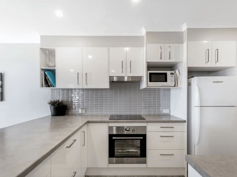 19 'Bay Parklands', 2 Gowrie Avenue - Ground Floor Renovated Unit With Water Views & WIFI - QLD Tourism 1