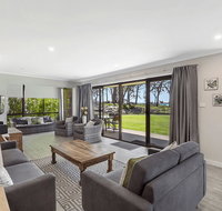 19 'Bay Parklands' 2 Gowrie Avenue - ground floor renovated unit with water views  WIFI - QLD Tourism