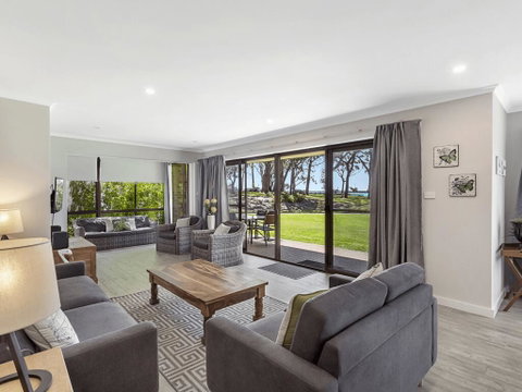 19 'Bay Parklands', 2 Gowrie Avenue - Ground Floor Renovated Unit With Water Views & WIFI - QLD Tourism 0