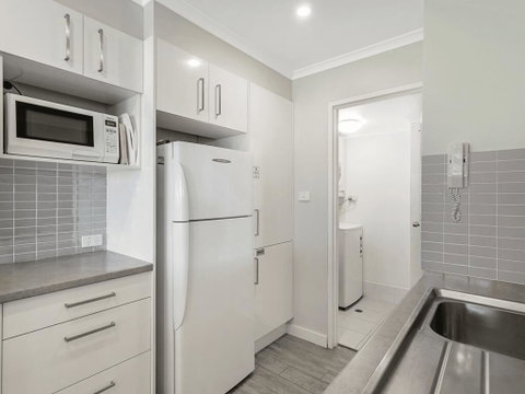 19 'Bay Parklands', 2 Gowrie Avenue - Ground Floor Renovated Unit With Water Views & WIFI - QLD Tourism 2