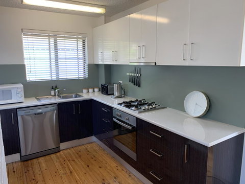 2 Bed Bar Beach Apartment - Stroll To Beach & Cafes, Supermarket Apartment 6 - QLD Tourism 0