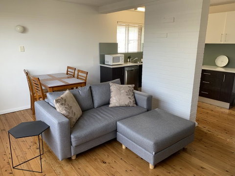 2 Bed Bar Beach Apartment - Stroll To Beach & Cafes, Supermarket Apartment 6 - QLD Tourism 1