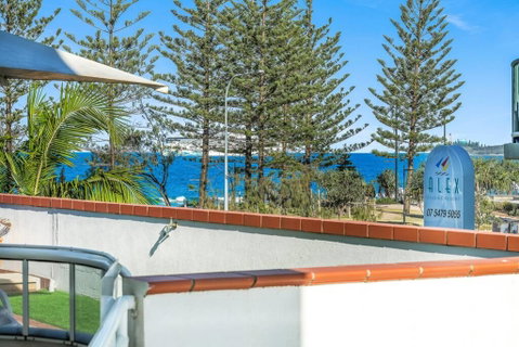 2 Bedroom Alex Unit - Ocean, Pool And Park Views - QLD Tourism 3