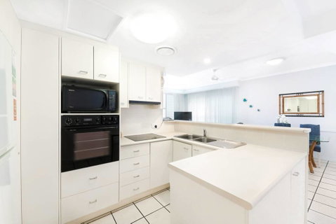 2 Bedroom Alex Unit - Ocean, Pool And Park Views - QLD Tourism 1