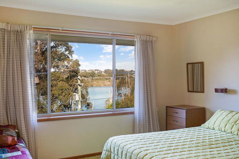 2 Water Crescent - Retro Haven - QLD Tourism 3