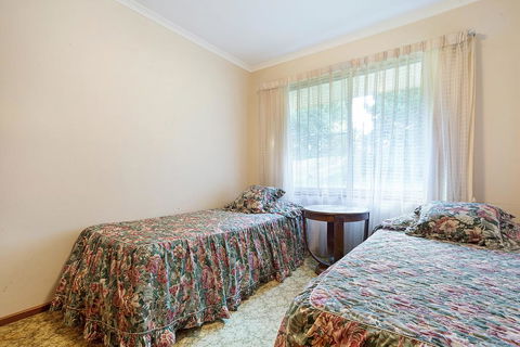 2 Water Crescent - Retro Haven - QLD Tourism 1