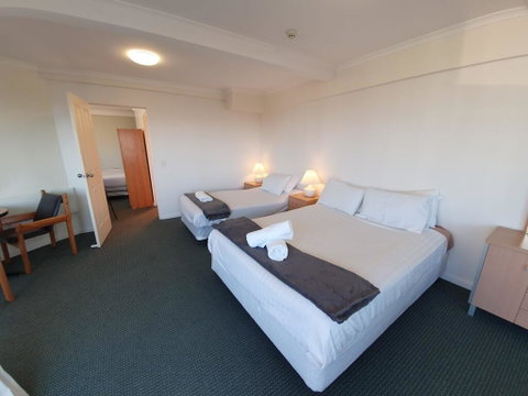 20 Lakeview Plaza - QLD Tourism 2