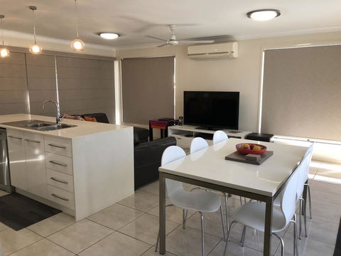 21 On Hursley Motel Apartments - QLD Tourism 1