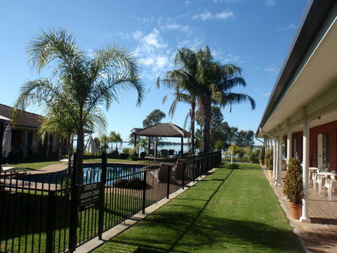 CAPRICORN MOTOR Inn - QLD Tourism 0