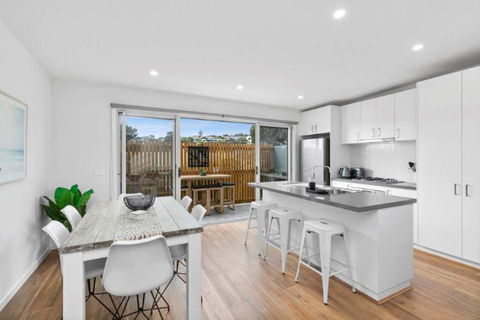 CASA EMEC- PETS WELCOME Luxury, Aircon, Walk To The Shops And Beach! Outdoor Shower And Garage Parking - Queensland Tourism 0