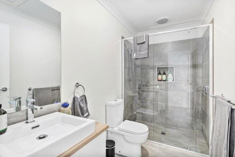 CASA EMEC- PETS WELCOME Luxury, Aircon, Walk To The Shops And Beach! Outdoor Shower And Garage Parking - Queensland Tourism 4