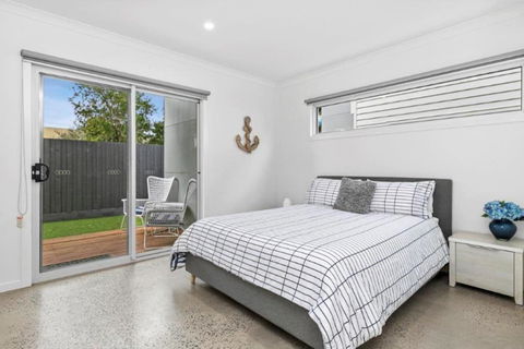 CASA EMEC- PETS WELCOME Luxury, Aircon, Walk To The Shops And Beach! Outdoor Shower And Garage Parking - Queensland Tourism 3