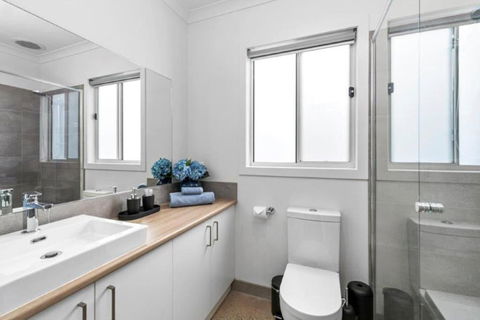 CASA EMEC- PETS WELCOME Luxury, Aircon, Walk To The Shops And Beach! Outdoor Shower And Garage Parking - Queensland Tourism 2