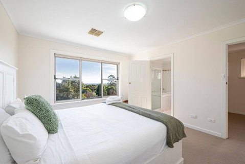 Cityscape Charm - 2BR Home In Wattle Park - QLD Tourism 3