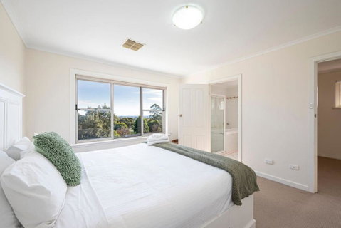 Cityscape Charm - 2BR Home In Wattle Park - QLD Tourism 2