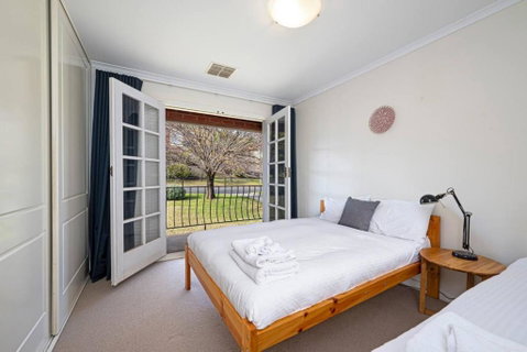 Cityscape Charm - 2BR Home In Wattle Park - QLD Tourism 3