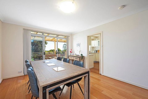 Cityscape Charm - 2BR Home In Wattle Park - QLD Tourism 4