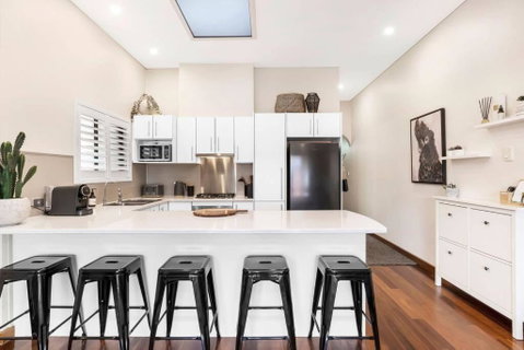 Cute As A Button - Picket Fence 3 Bed Stylish Home - QLD Tourism 1