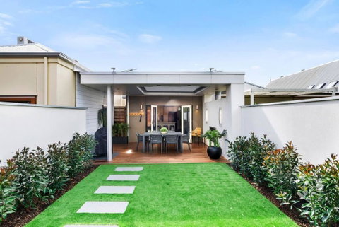 Cute As A Button - Picket Fence 3 Bed Stylish Home - QLD Tourism 2