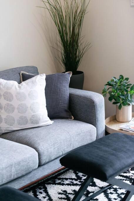 Cute As A Button - Picket Fence 3 Bed Stylish Home - QLD Tourism 4