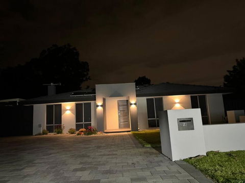 Deluxe Modern Family Home With Pool - Queensland Tourism 1