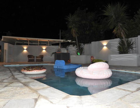 Deluxe Modern Family Home With Pool - Queensland Tourism 3