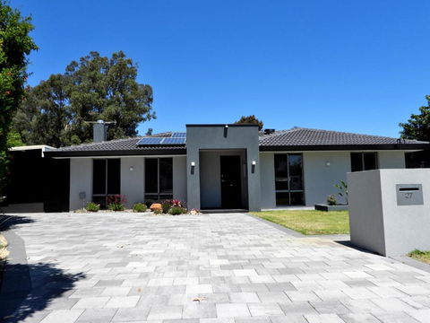 Deluxe Modern Family Home With Pool - Queensland Tourism 0