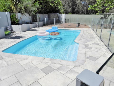 Deluxe Modern Family Home With Pool - Queensland Tourism 4