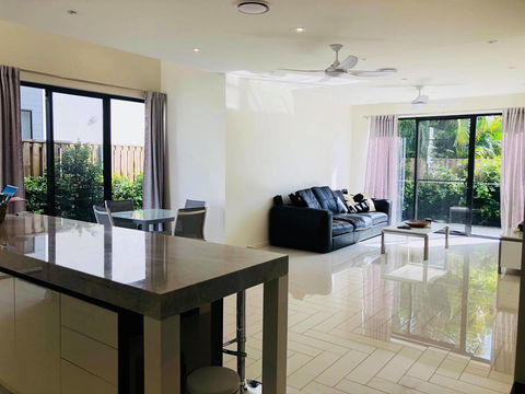 3 Bedroom Executive Luxury Beachside Townhouse - QLD Tourism 0