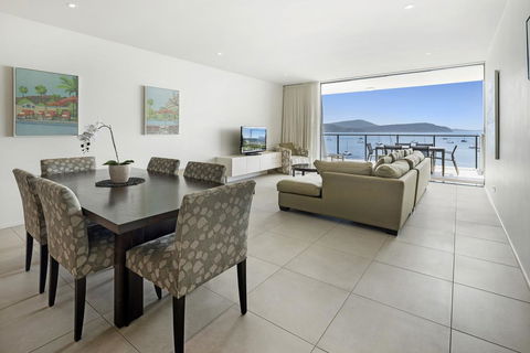 3 Bedroom Ultimate Luxury Waterfront - QLD Tourism 3