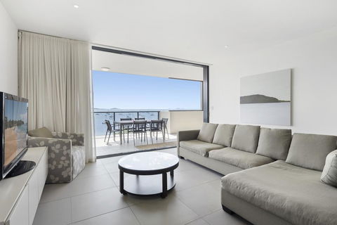 3 Bedroom Ultimate Luxury Waterfront - QLD Tourism 1