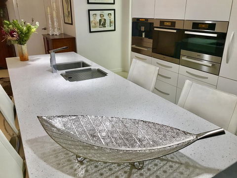 3 Divas Luxury Accommodation - QLD Tourism 0