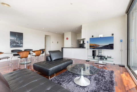 3-Bed Apartment With Parking Near Parks And Dining - QLD Tourism 0