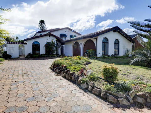 31 Rest Point Absolute Waterfront With Jetty - QLD Tourism 0