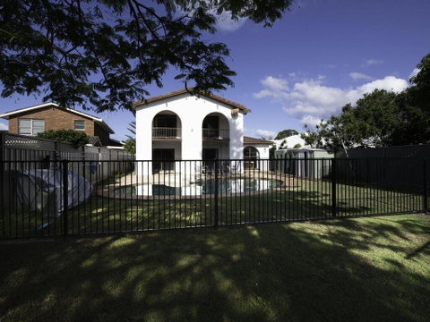 31 Rest Point Absolute Waterfront With Jetty - QLD Tourism 3