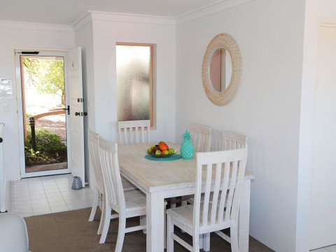4 'Frangipani' 30 Leonard Avenue - Spacious Townhouse - QLD Tourism 2