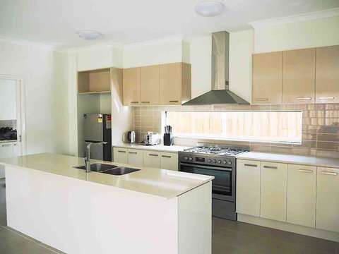 4 Bed 2 And A Half Bath Luxury Villa In Point Cook - QLD Tourism 3